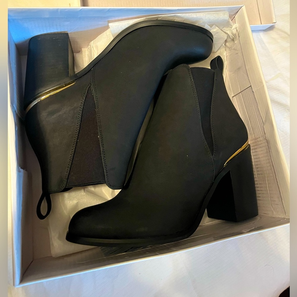 Steve Madden Nat ankle boots in black suede.
